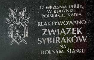 Tablica pamiątkowa na budynku Polskiego Radia we Wrocławiu